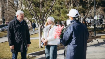 𝐃𝐞 𝟖 𝐌𝐚𝐫𝐭𝐢𝐞, 𝐜𝐞𝐥𝐞𝐛𝐫𝐚̆𝐦 𝐟𝐞𝐦𝐞𝐢𝐥𝐞 𝐬̦𝐢 𝐥𝐞 𝐨𝐟𝐞𝐫𝐢𝐦 𝐟𝐥𝐨𝐫𝐢 𝐜𝐮 𝐜𝐚̆𝐥𝐝𝐮𝐫𝐚̆